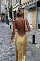 Slaia – Goldfarbenes Maxikleid aus Satin mit offenem Rücken und Schlitz